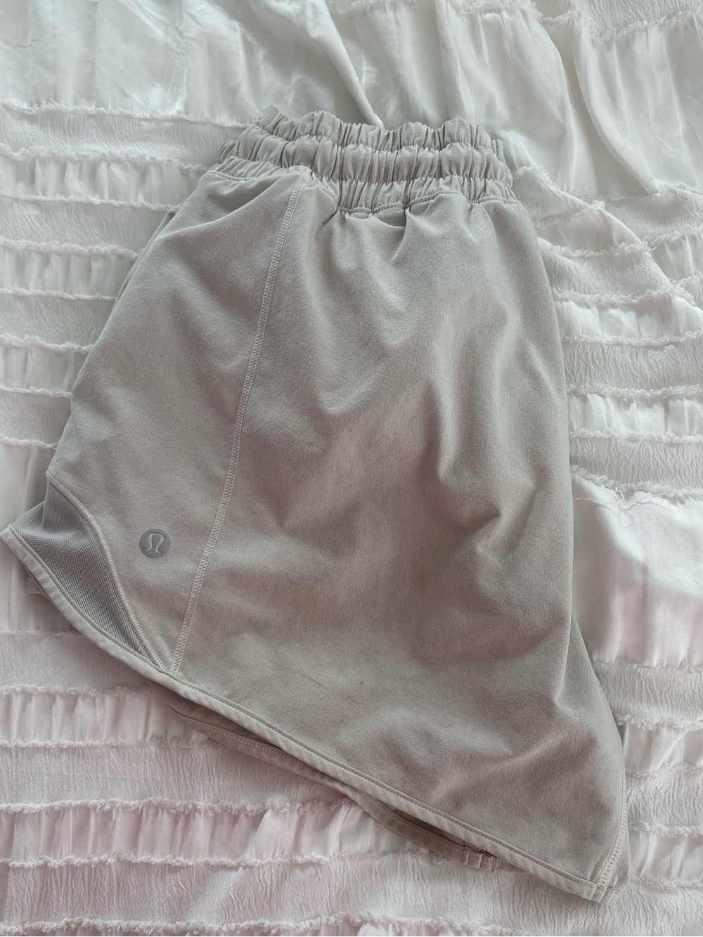 Lululemon Cream Hotty Hots ( Size 6) 4”